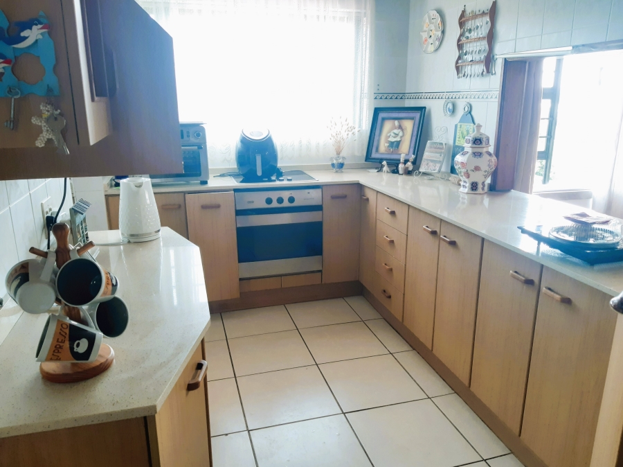 6 Bedroom Property for Sale in Paradise Beach Eastern Cape